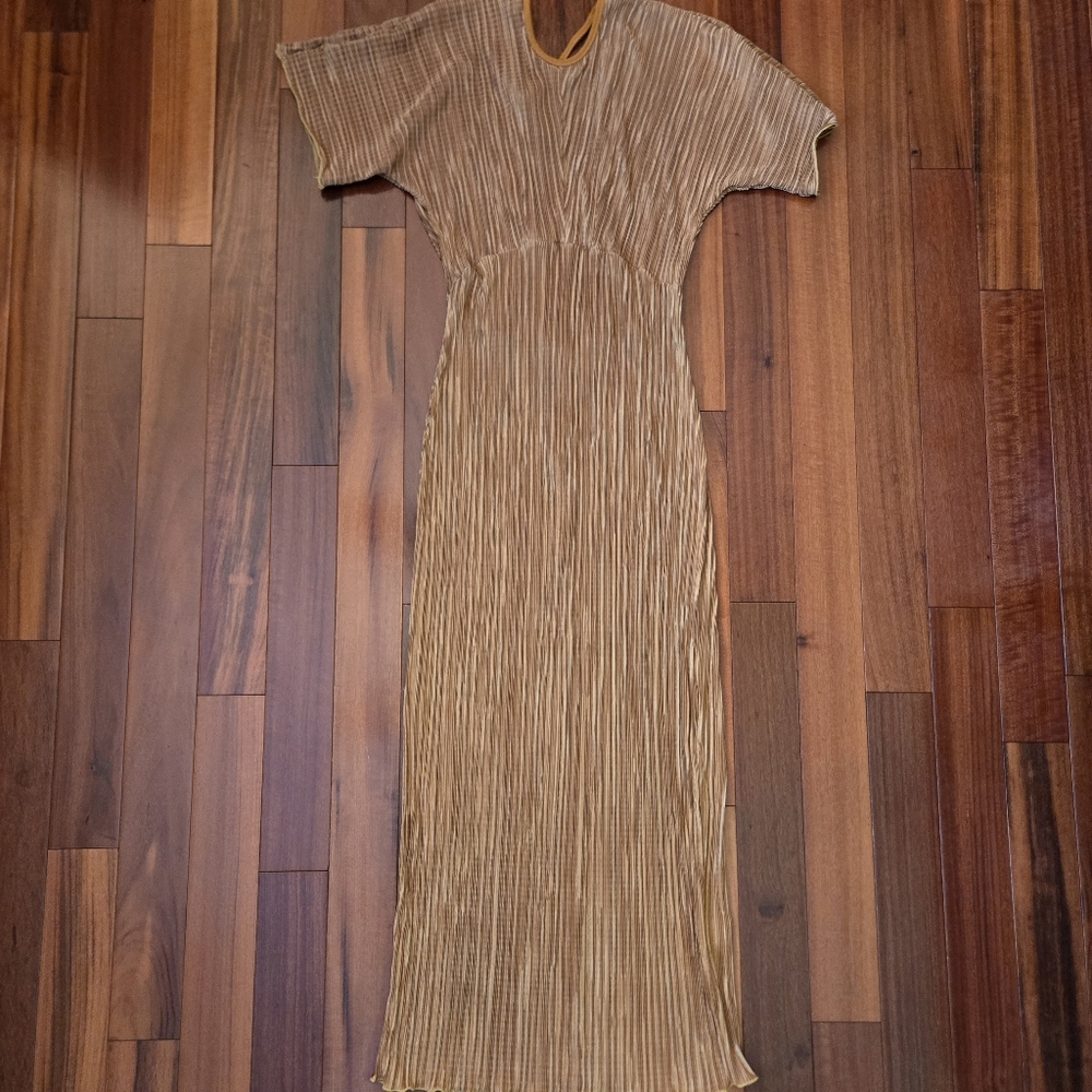 Closet Feminine Gold/Brown Rouche Party Casaul Dress Peek-a-boo Back Sz: Medium